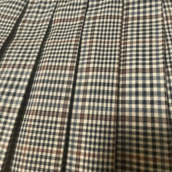 Woman’s Dickies plaid wide width pleated mini skirt. Side zip w button. Tan - Picture 8 of 14